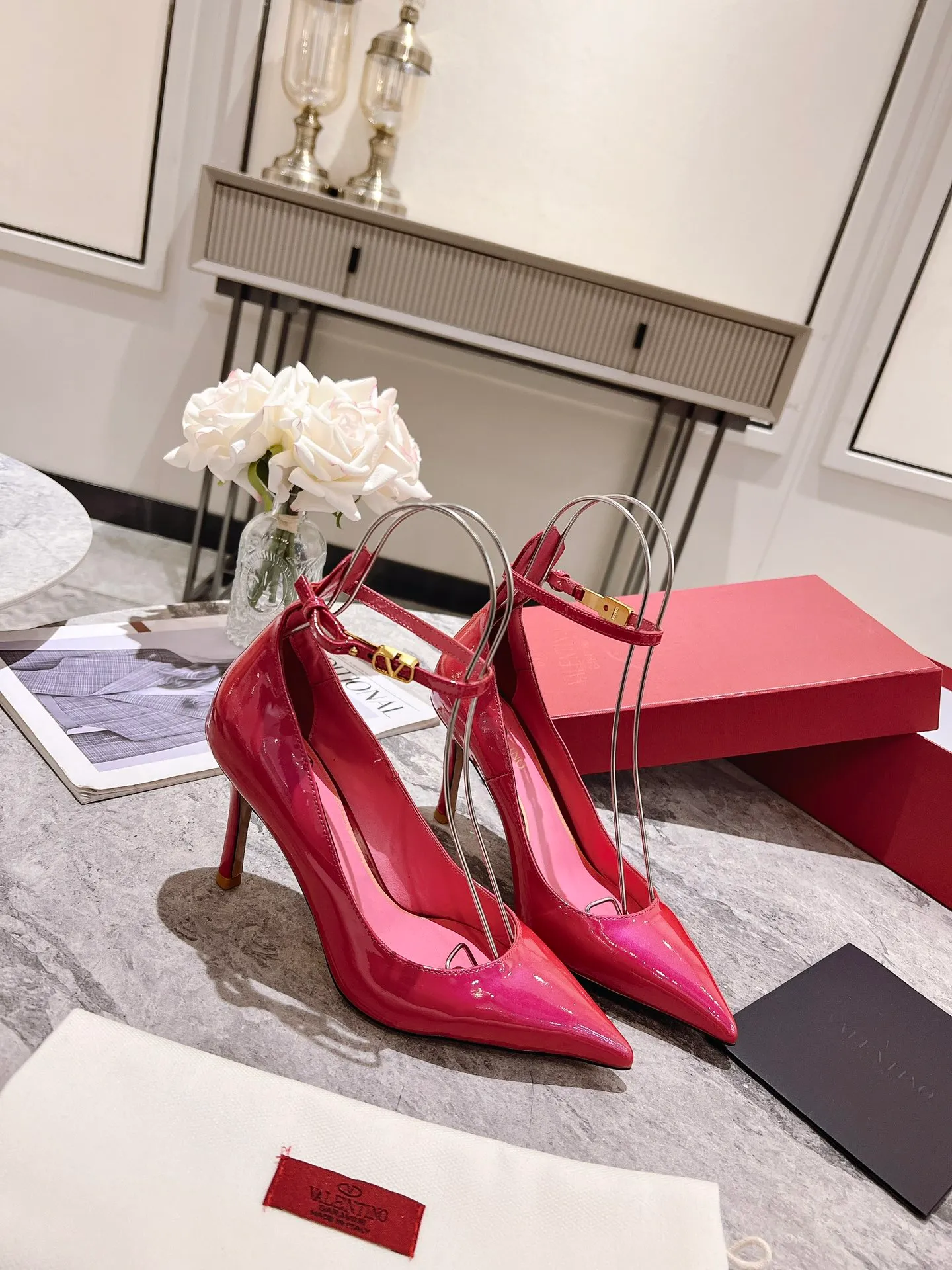 👟👟Ex-factory price 440👟👟 Genuine leather sole +40 Top version 𝑉𝐴𝐿𝐸𝑁𝑇𝐼𝑁𝑂 Valentino new spring and summer women's 6⃣️color patent leather shoes. Unique (small V-label buckle) hardware brings out a full sense of high-end, and the new season will live up to expectations! Worth buying ★ Qipi is absolutely high-grade ❥Original method, absolutely sensual ❥Elegant style, creating a different feeling, simple and elegant style!  Code number: 35-41 (34-42 customized) Fabric: Imported patent leather Lining: Sheepskin lining Heel height: 7cm-10cm2⃣️Various heel height options Leather outsole Rubber outsole